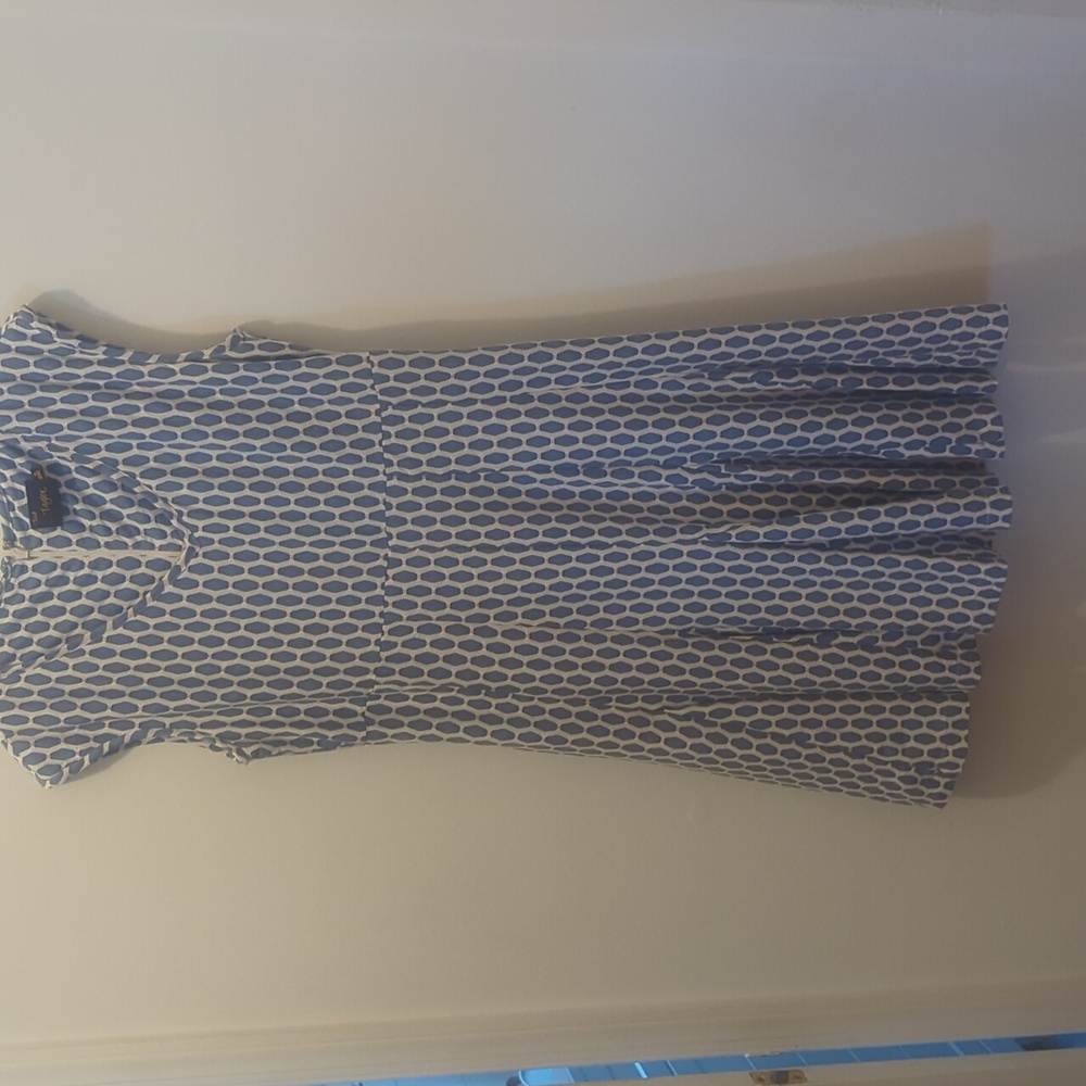 Just Taylor Women's sleeveless dress size 14 very soft lined pleat at bottom